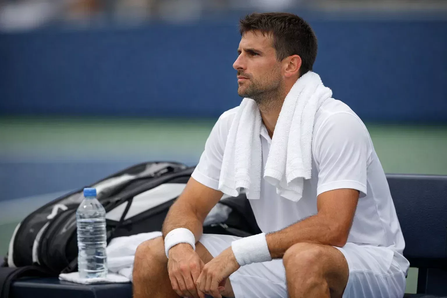 Tenista mostrando lenguaje corporal durante descanso entre juegos