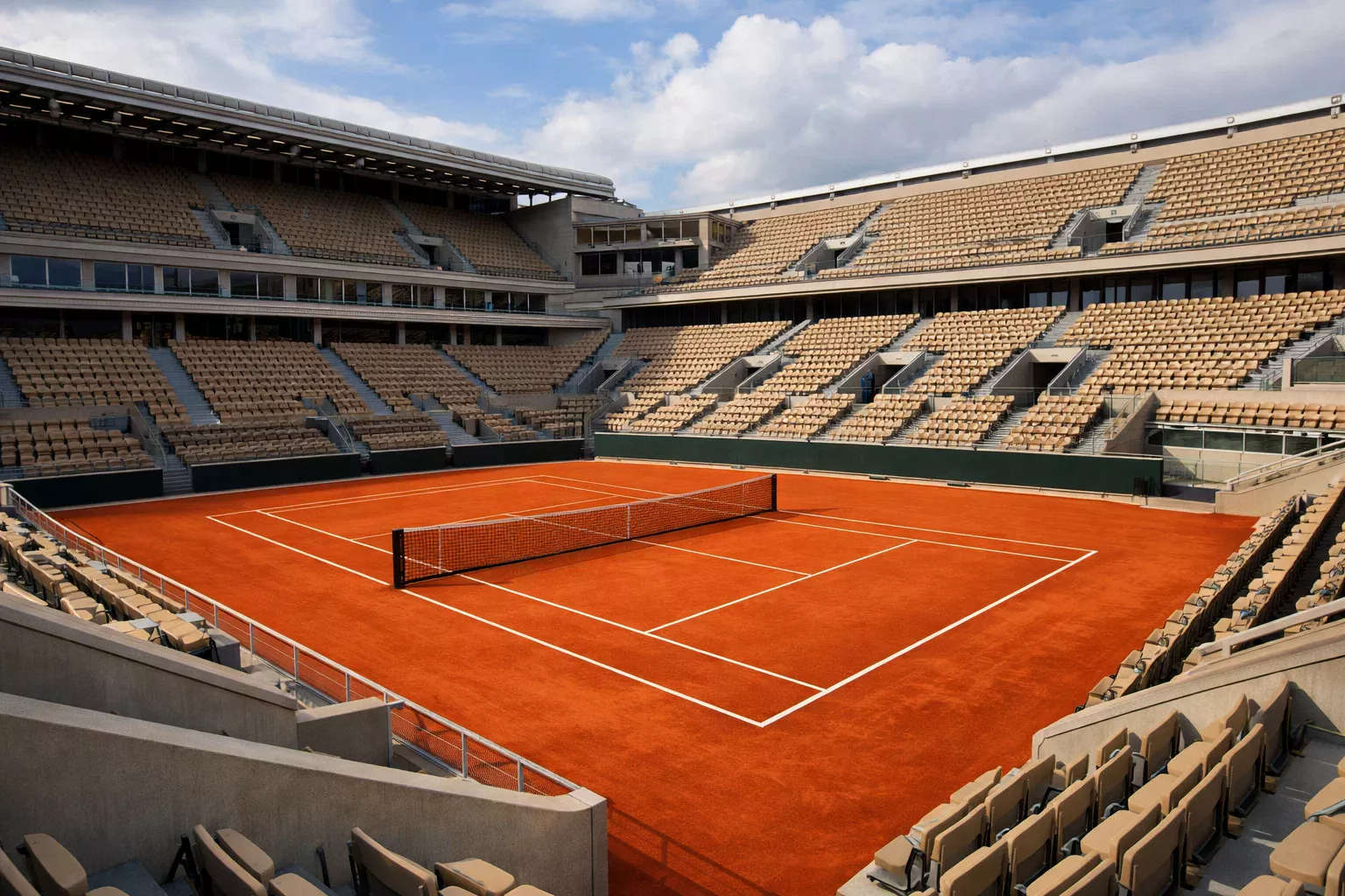 Pista de tierra batida naranja de Roland Garros con gradas históricas