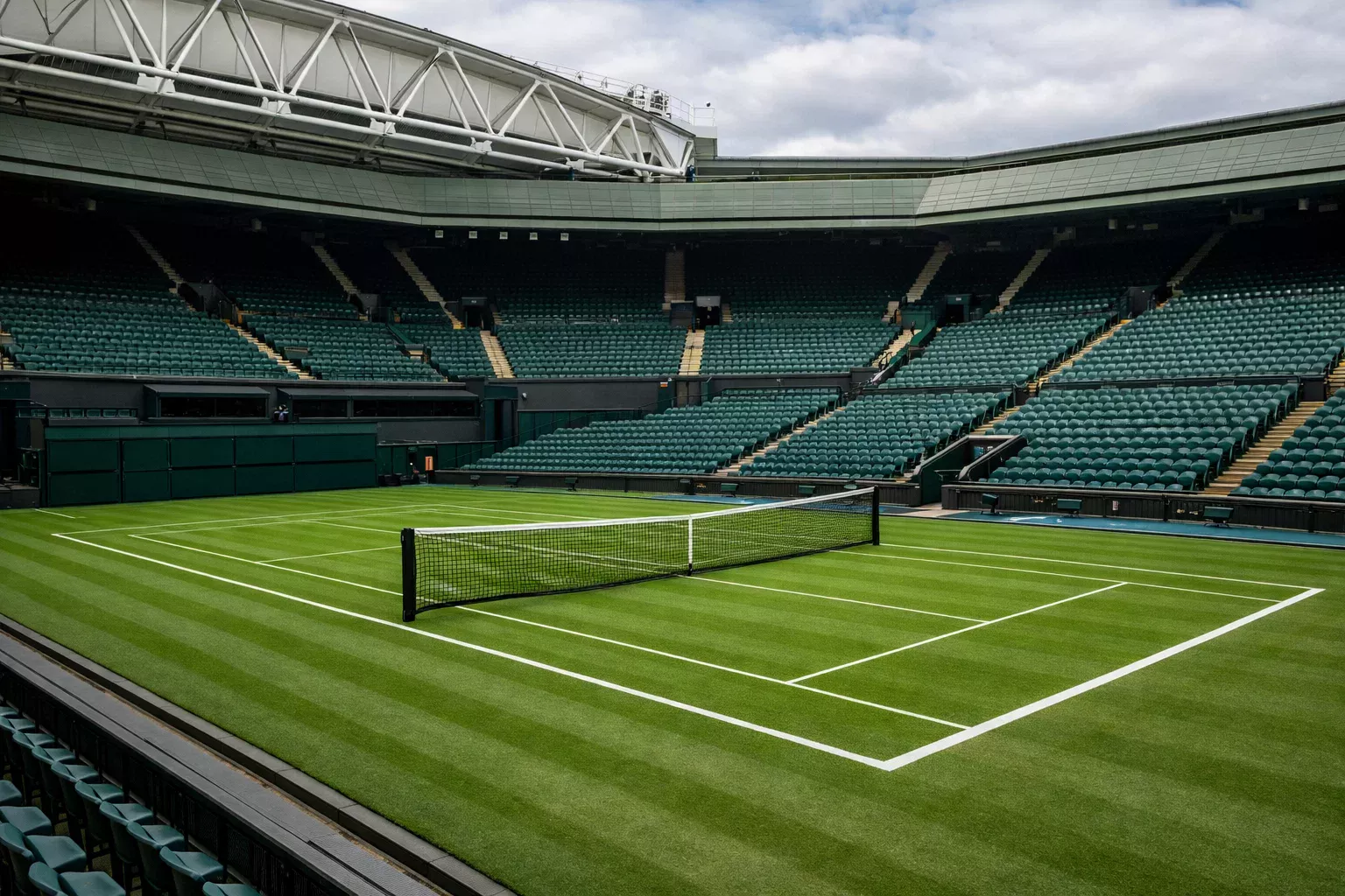 Pista de hierba verde de Wimbledon con césped perfectamente cuidado